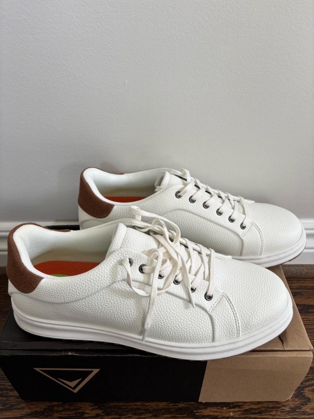 Men's White Low-Top Sneakers with Brown Heel Detail - Picture 2 of 5